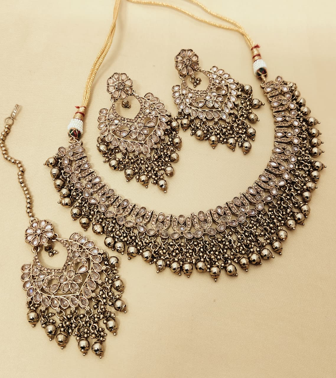 Reverse Ad Chokker With Beautiful Earrings And Tika